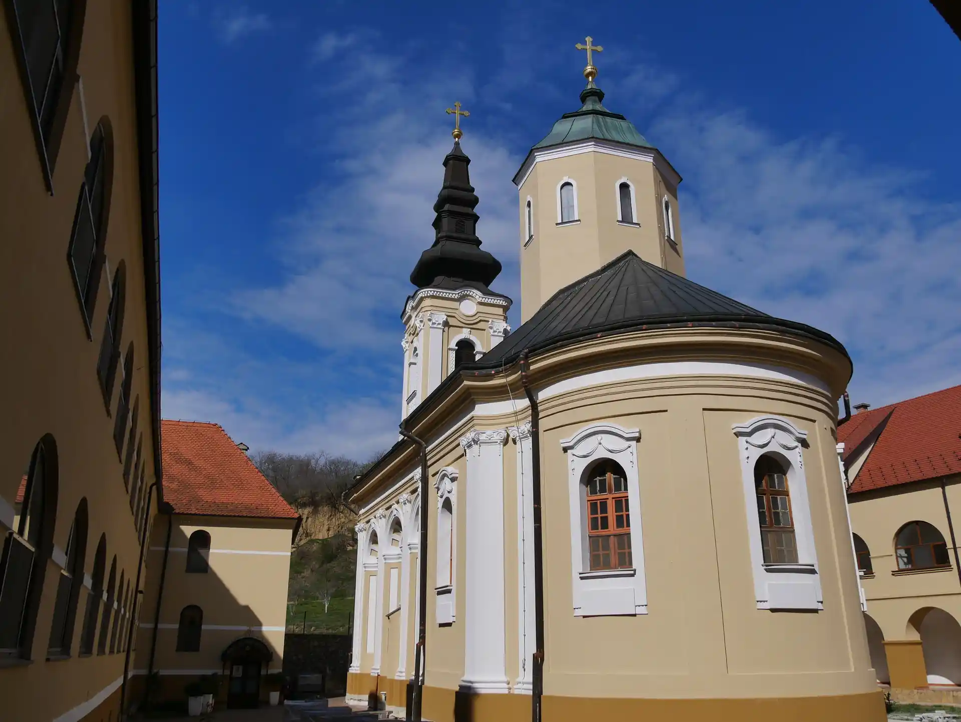 Манастир Кувеждин на Фрушкој гори Манастир Кувеждин, поглед на манастирски комплекс